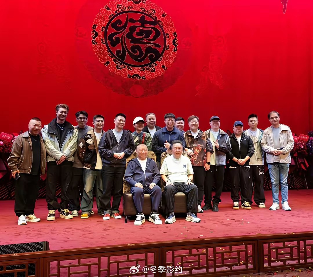 上海德云社开业，这张照片很讲究！郭德纲于谦在中间坐着，他俩后边是两个副总，栾云平