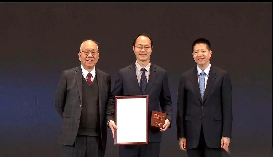 袁新意来于普通农家，扑实无华。小学迷上奥数，保送黄冈中学，又获得奥数金牌。又保送