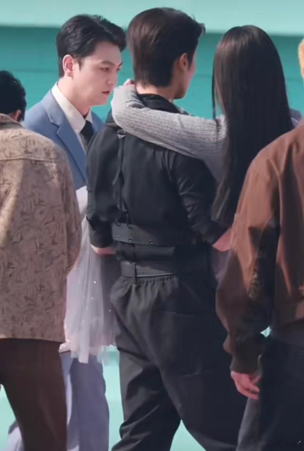 陈都灵陈靖可《今天也没变成玩偶呢》公主抱路透，一把拉过轻松抱起，好轻盈啊！ 