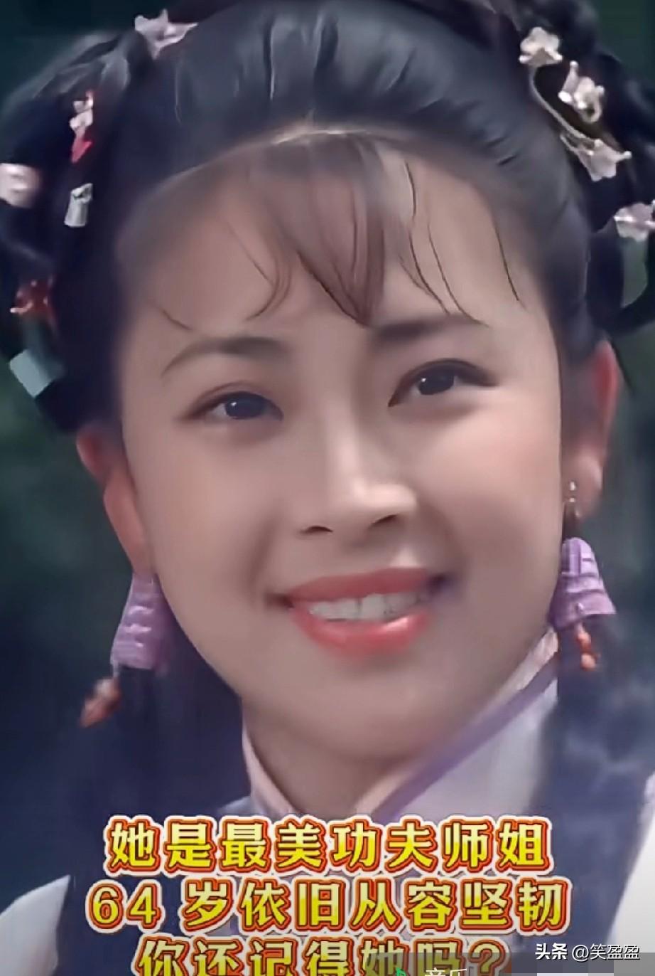 她曾是北京武术队的剑术冠军，也是 80 年代最灵动的功夫女神，凭一己之力惊艳了华