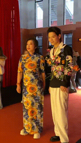 以为向佐刘晓庆穿的是情侣装 真的会被这波巧合笑到，向佐和刘晓庆活动撞风格，远远看