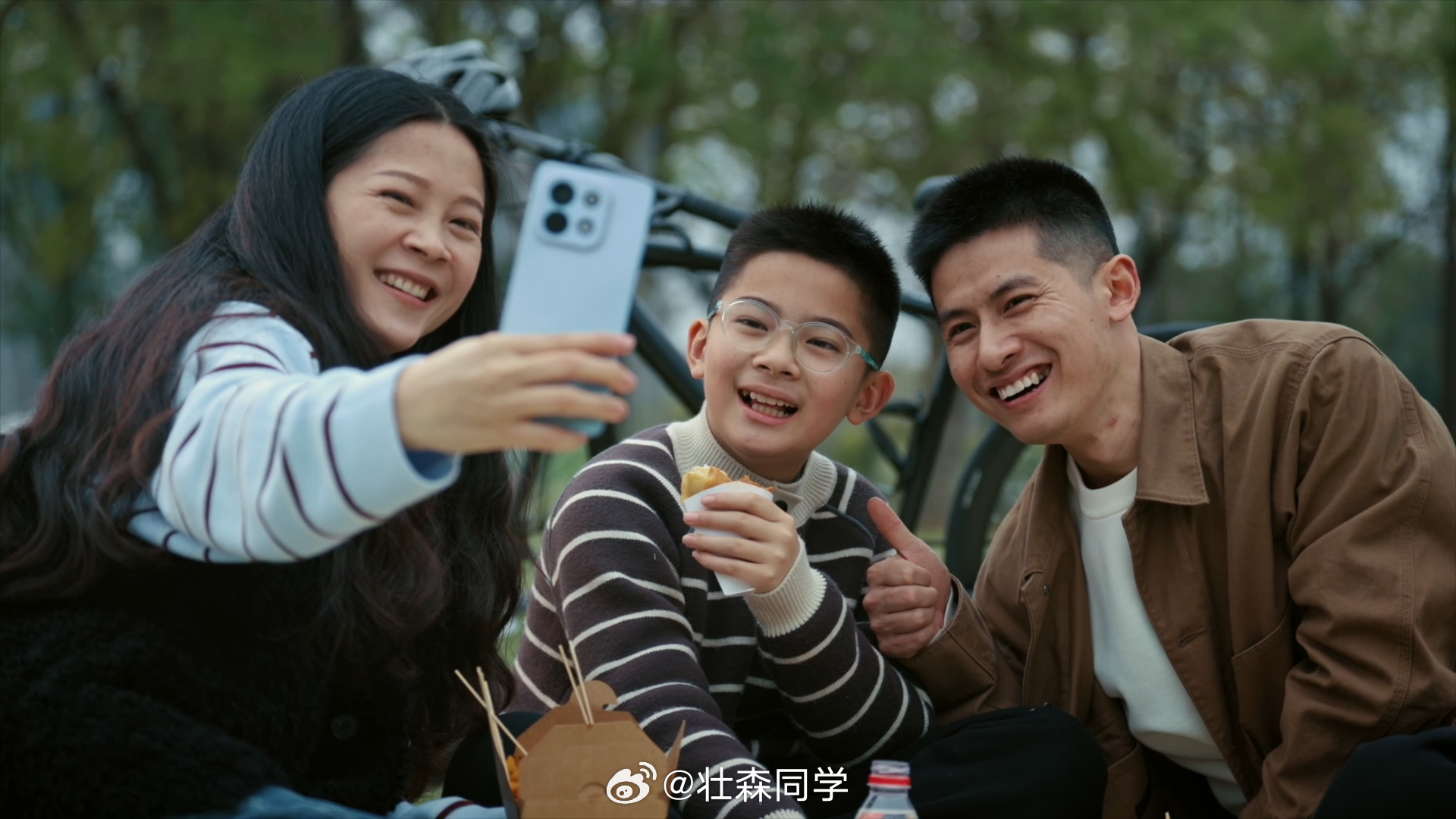 看了《把日子跑亮的人》这个短片，里面很多场景其实都挺真实的：导航、通话、刷视频、