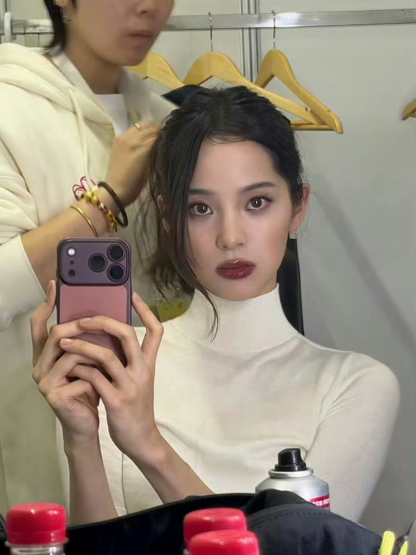 娜比就是妥妥的创意鬼才！vogue红毯担任创意顾问，审美创意让人眼前一亮啊！超有