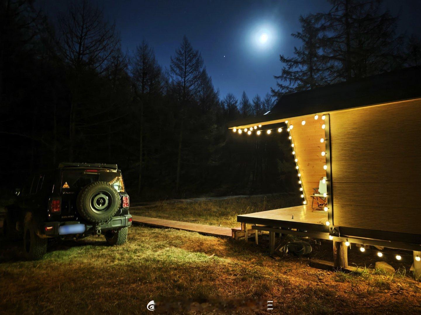 中秋 在白狼看月亮[月亮]祝大家中秋快乐，月圆人团圆中秋的月亮是团圆的信号中秋团