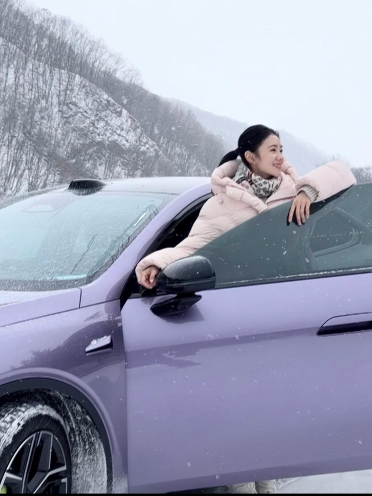 刘浩存✖️深蓝L06在雪地上随手一拍就是美照，一个合格的代言人就是开着车车到处游