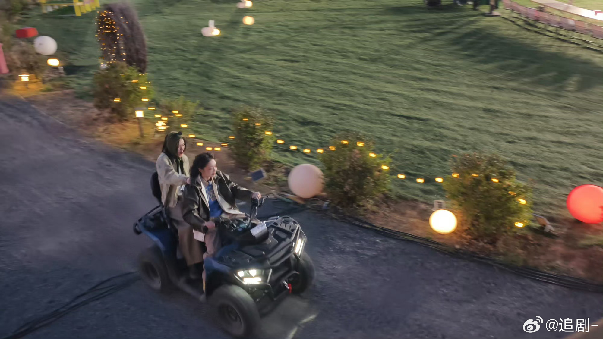 想坐希林娜依高的越野后座超燃青春的合唱眼里有光手握方向盘超亮眼，希林娜依高越野出