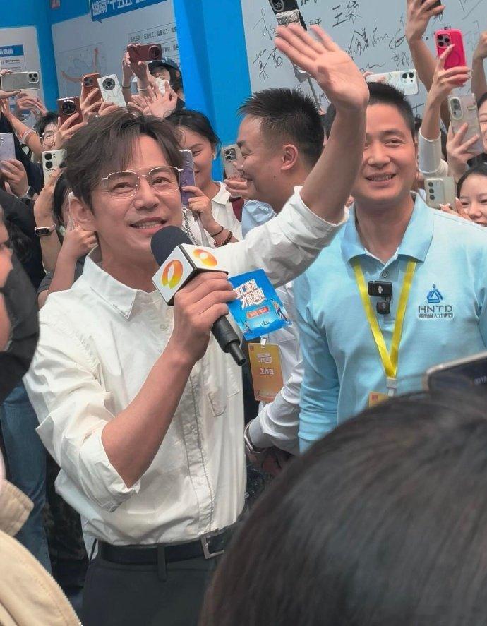 一场可爱的网络小乌龙，何炅温柔回应玩梗，临场的从容尽显优秀主持人的素养何炅回应主