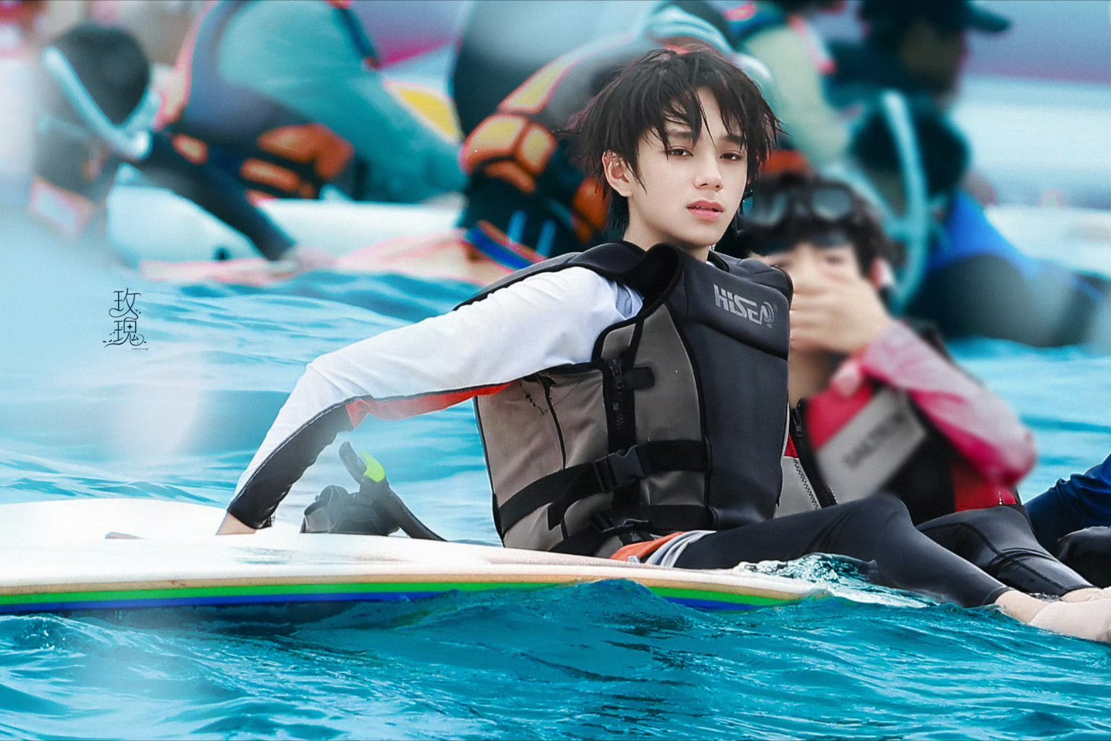 王橹杰湿发王橹杰冲浪时的湿发氛围感拉满，少年感与野性并存，谁看了不心动💗 