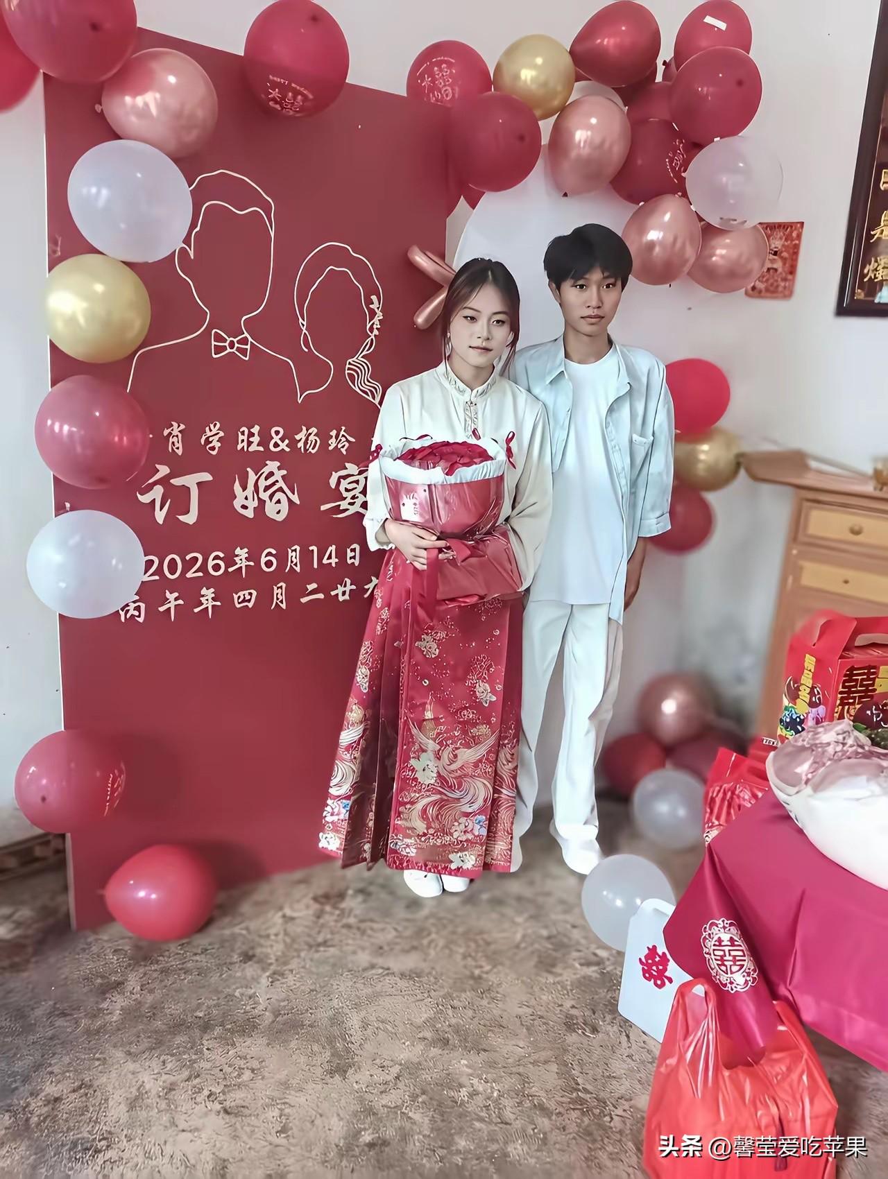 订婚了，看得出来小姐姐很开心！