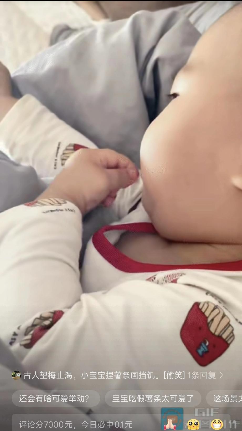 近日，福建发生了一件让人开怀大笑的事。一个小宝宝正躺在床上，妈妈发现他正在拈衣服