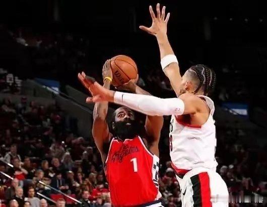 NBA常规赛继续开打，快船客场以118-89战胜开拓者，迎来了3连胜。本场比赛，