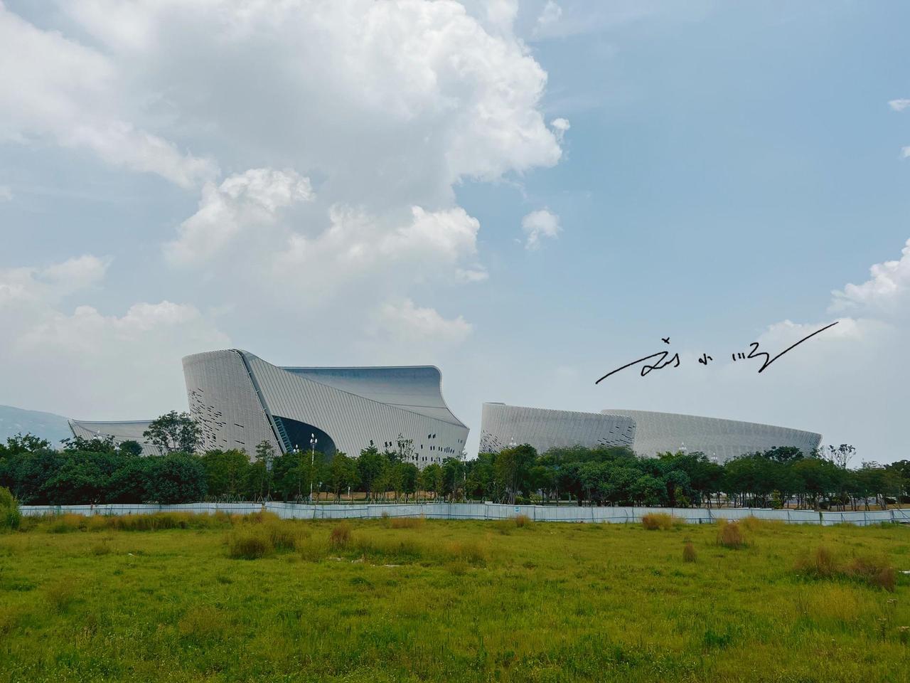 福州有个新地标建筑，造型很独特，却由于太偏远，几乎没什么人气？

福州市位于我国