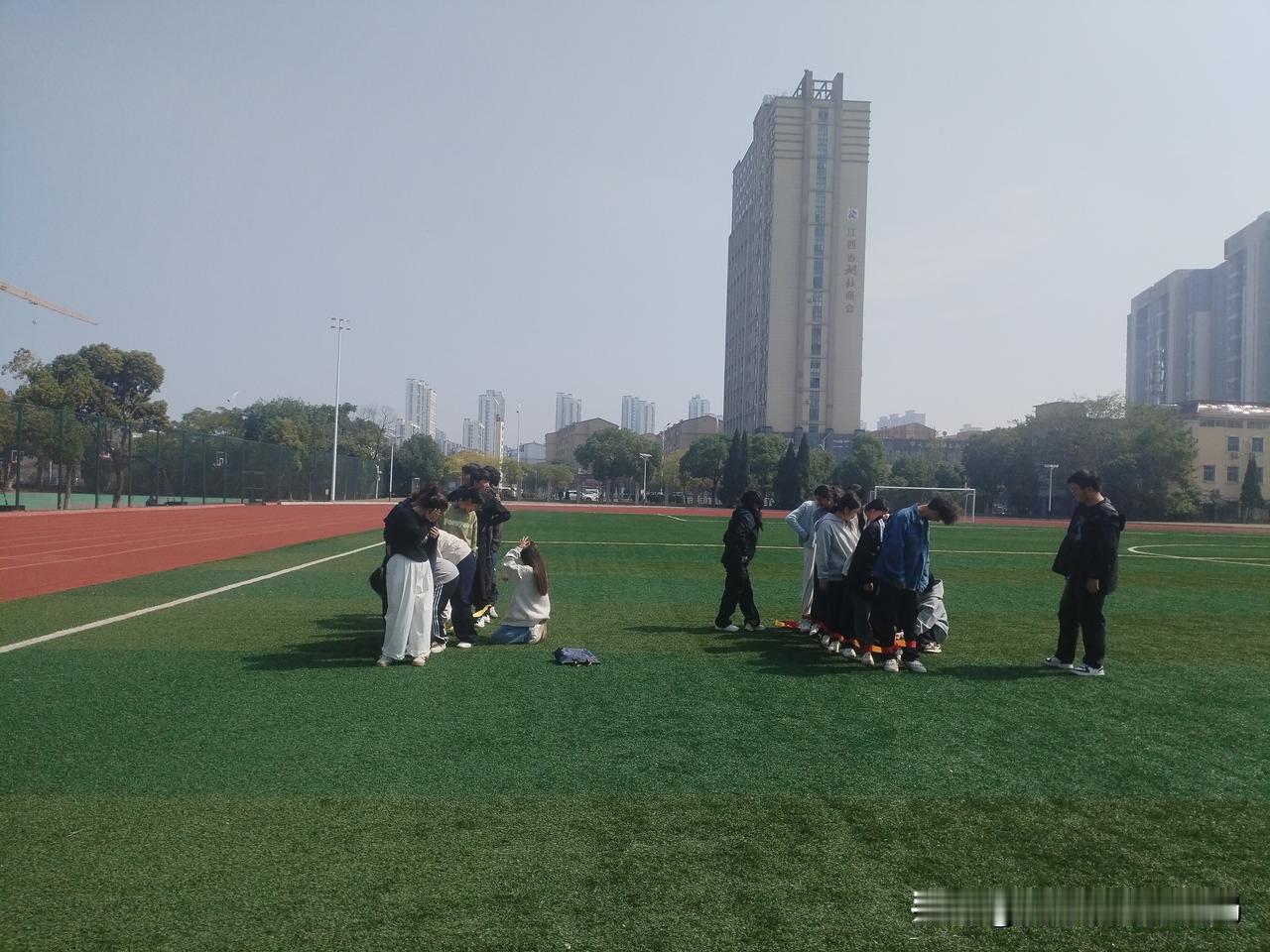 每个男人都应该努力成为有钱人，或者成为具有随时有能力可以变现的人，这样才可以更好