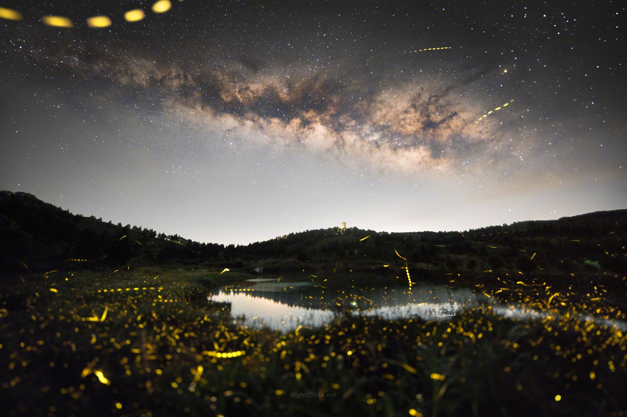 夏夜的山谷里有两条河。一条悬在头顶，是银河，亿万颗恒星将它填满。另一条在脚边涌动