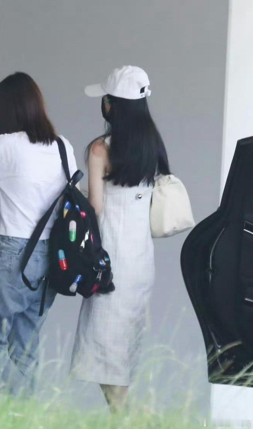 胳膊上好像拔火罐了，头发突然变长了 ​​​