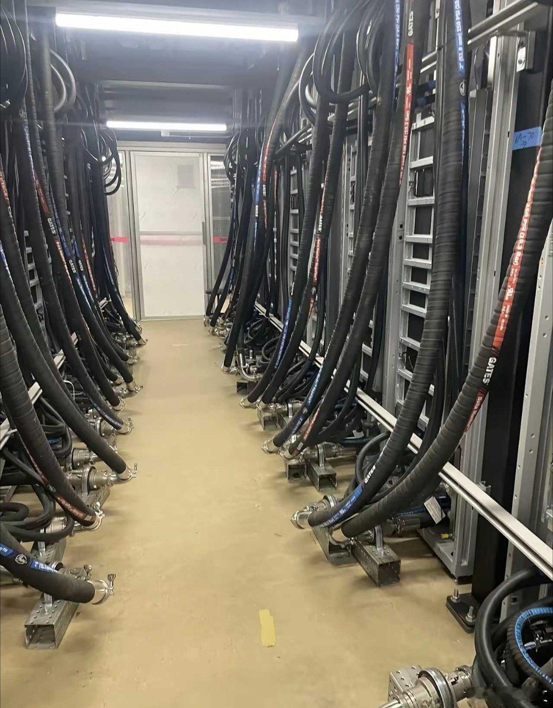 网友：这难道就是传说中的veritv液冷服务器，AI的基础是算力，算力背后少不了