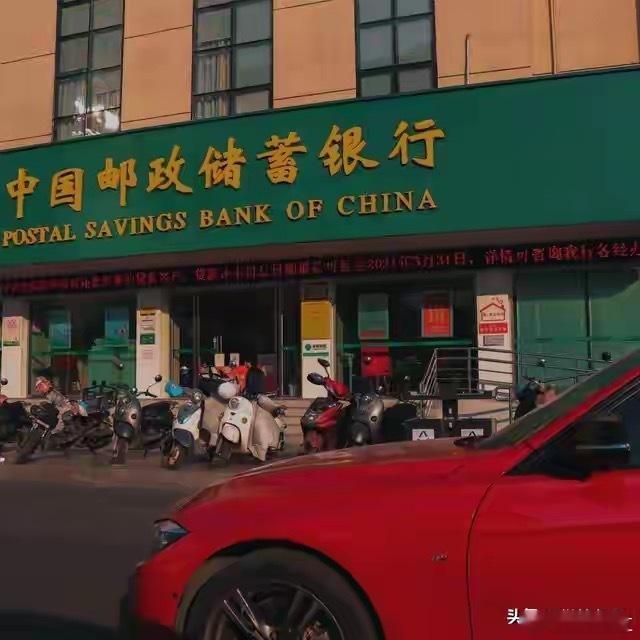 银行铁饭碗碎了，AI正在批量清人，只会点鼠标、敲键盘、重复干活的，最先被送走。•