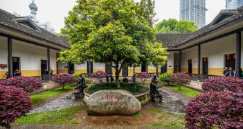 今天咱们就来聊聊一所低调又有实力的公办本科院校——集宁师范学院。
先说大家最关心