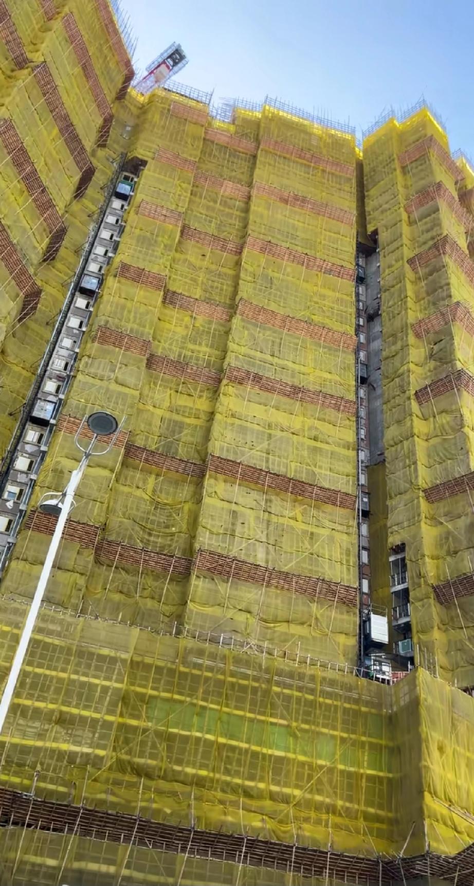 五天之前，有香港网友发视频称:高楼大厦竹架子，铜墙铁壁纸糊成……
评论区广西网友