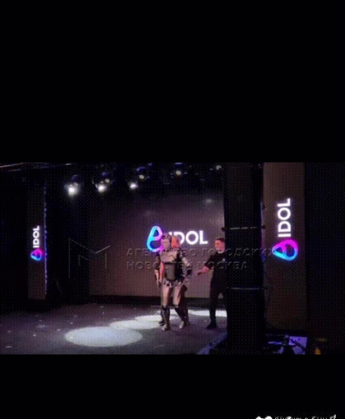 艾多尔在T台上摔了。
这一摔，全世界都看笑了。
但笑过之后，谁还在乎它是不是机器