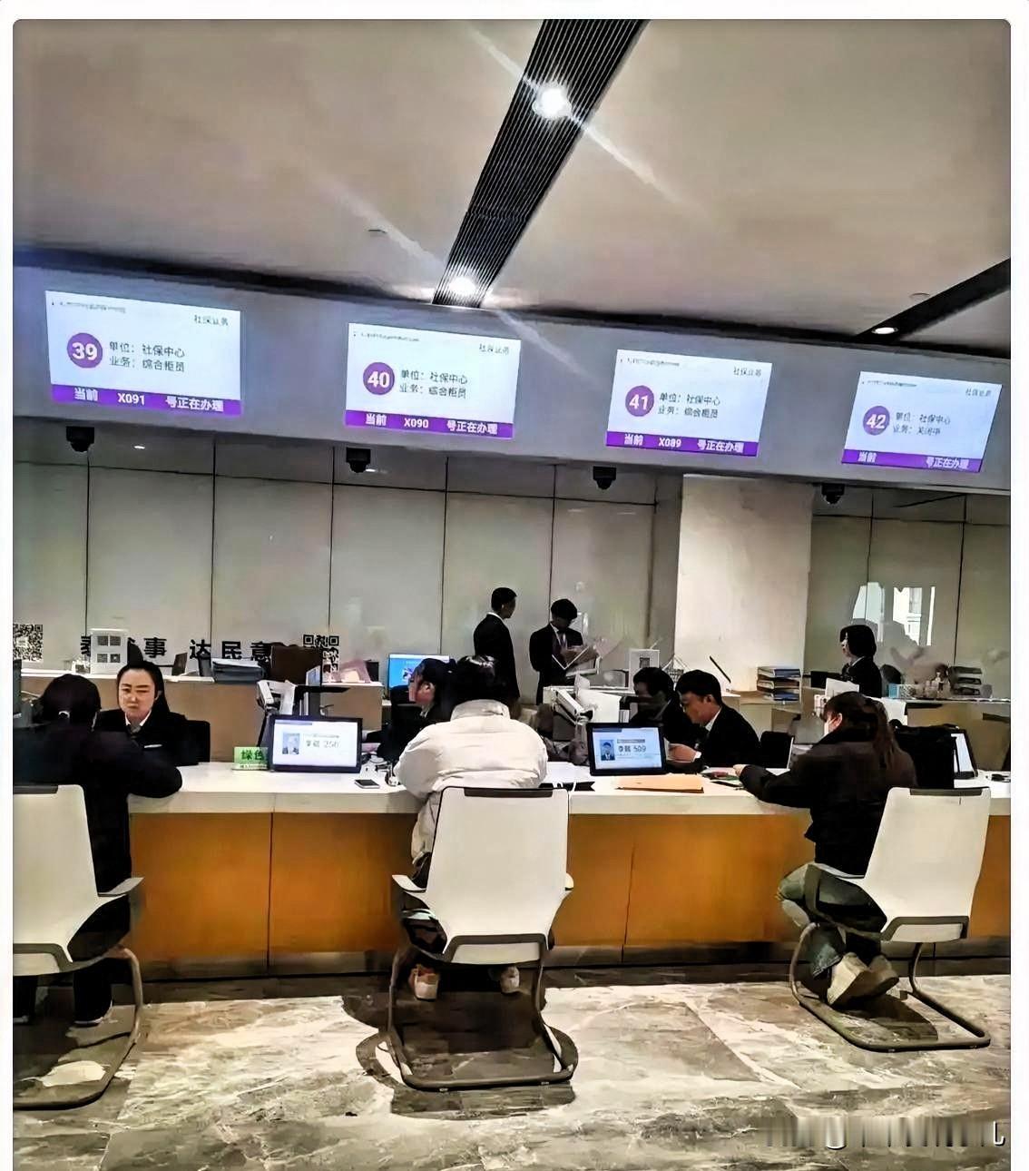 我姑妈在社保局工作，今天给我打电话说她看到很多人35岁以上的没有固定工作的要慎重