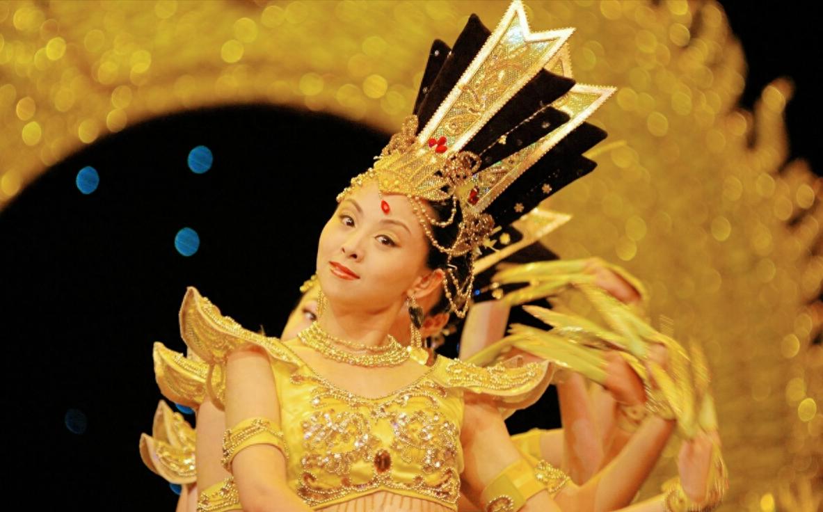 邰丽华，一个曾经在春晚上惊艳了全国的舞者。
她带领着21个聋哑人，用42只手，演