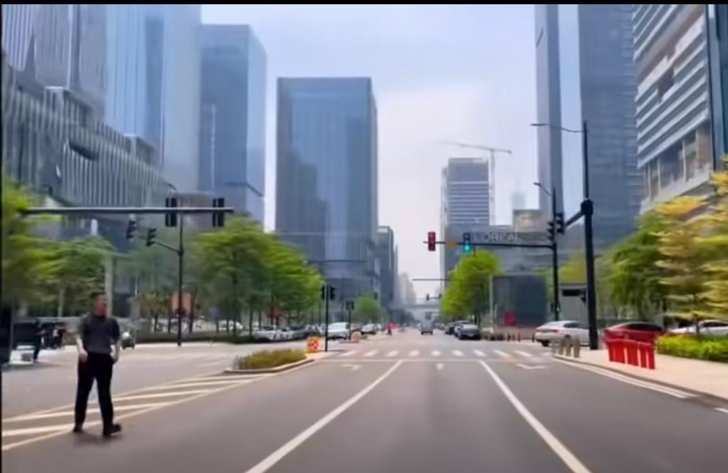 广州，世界城市的天花板
广州这座城市包容性极强，天南海北，三教九流，都能在广州生