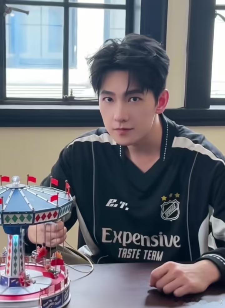 #杨洋的童年我的童年好像都一样#给我干哪年来了……杨洋这组梦核风的照片好有感觉啊