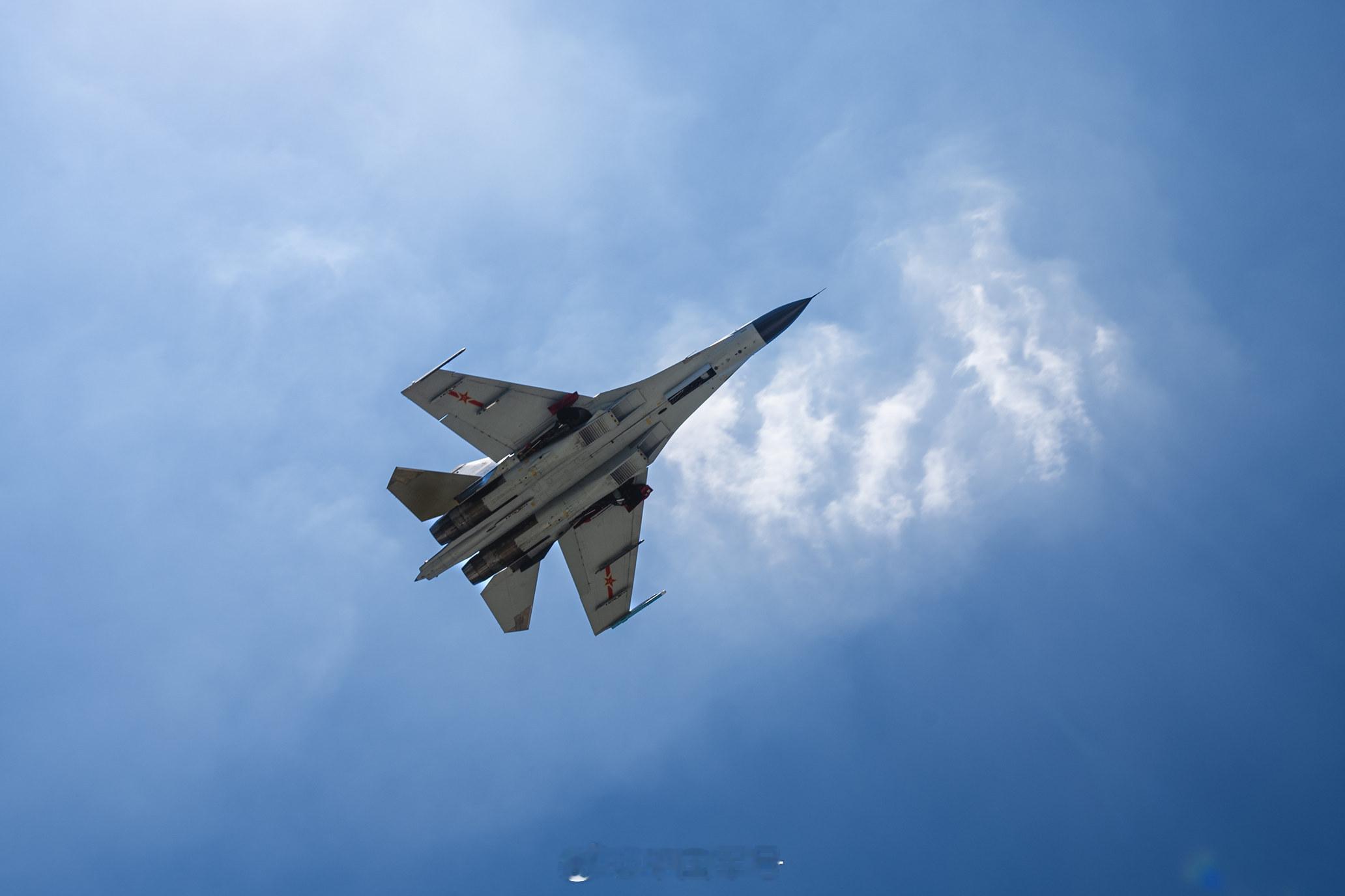 【向云端！战机编队划破长空超帅】近日，空军航空兵某部开展了一场多机型、多批次、高