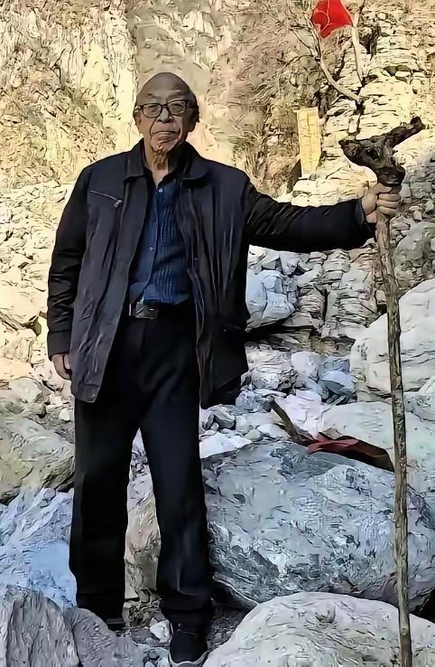 81岁老人耗11年自费百万，深山凿出万步天梯，晚年选择戳醒无数人
 
“太有毅力