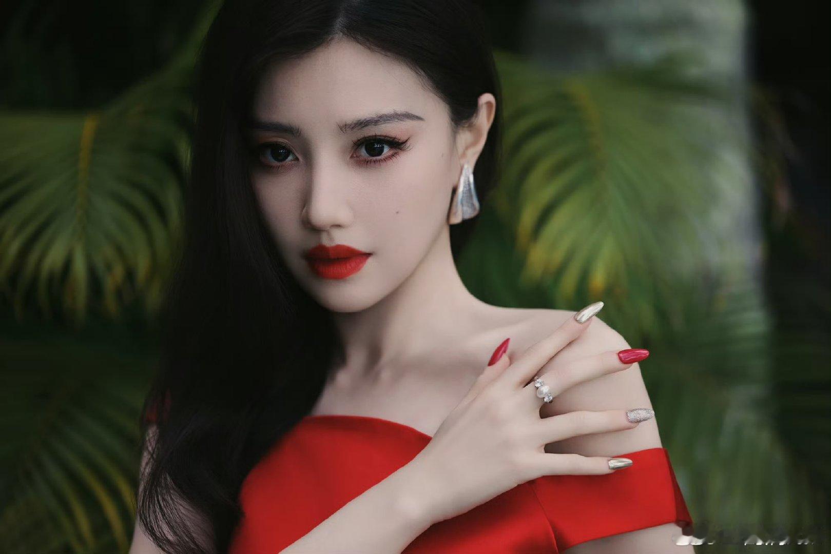 王鹤润红配绿冲击力 王鹤润hold住了红配绿经典红配绿极易踩雷，王鹤润凭借优越五