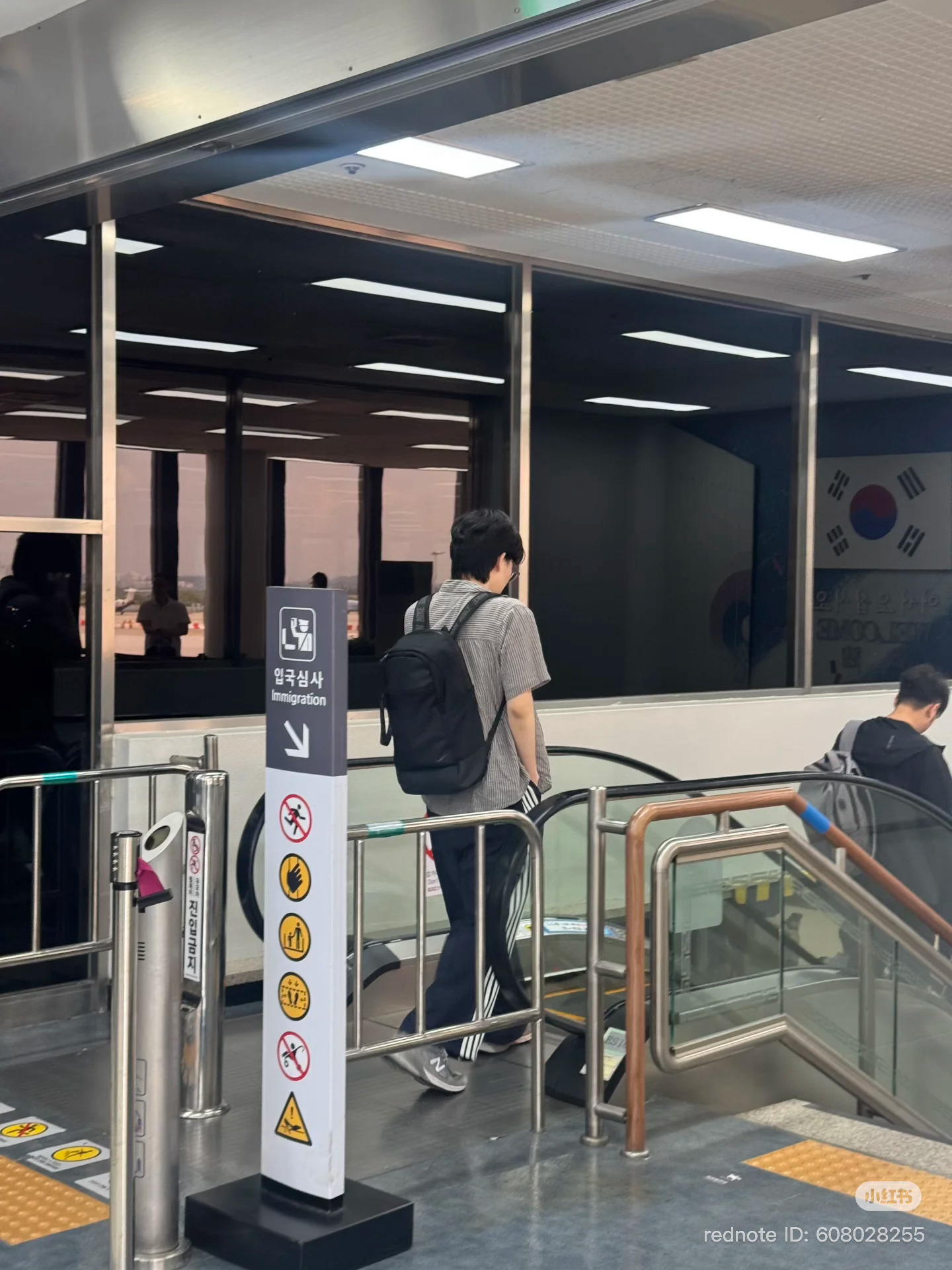 xhs上有博主偶遇到贤今天早上也早班机回🇰🇷了回家一路平安✈️🥹©️ （感