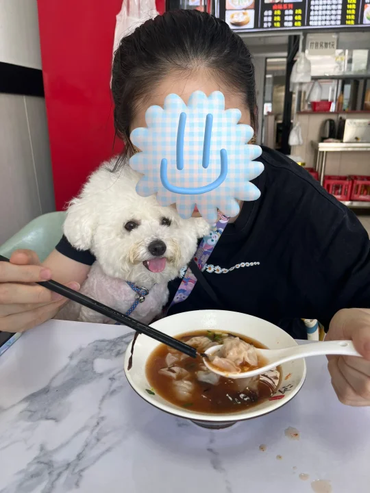 小宝，口水都快掉姐姐碗里了