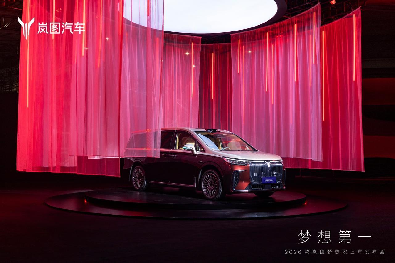 鲲鹏版提供「逍遥座舱2.0+鲲鹏智驾2.0」作为基础配置，乾崑版是选装了华为包，