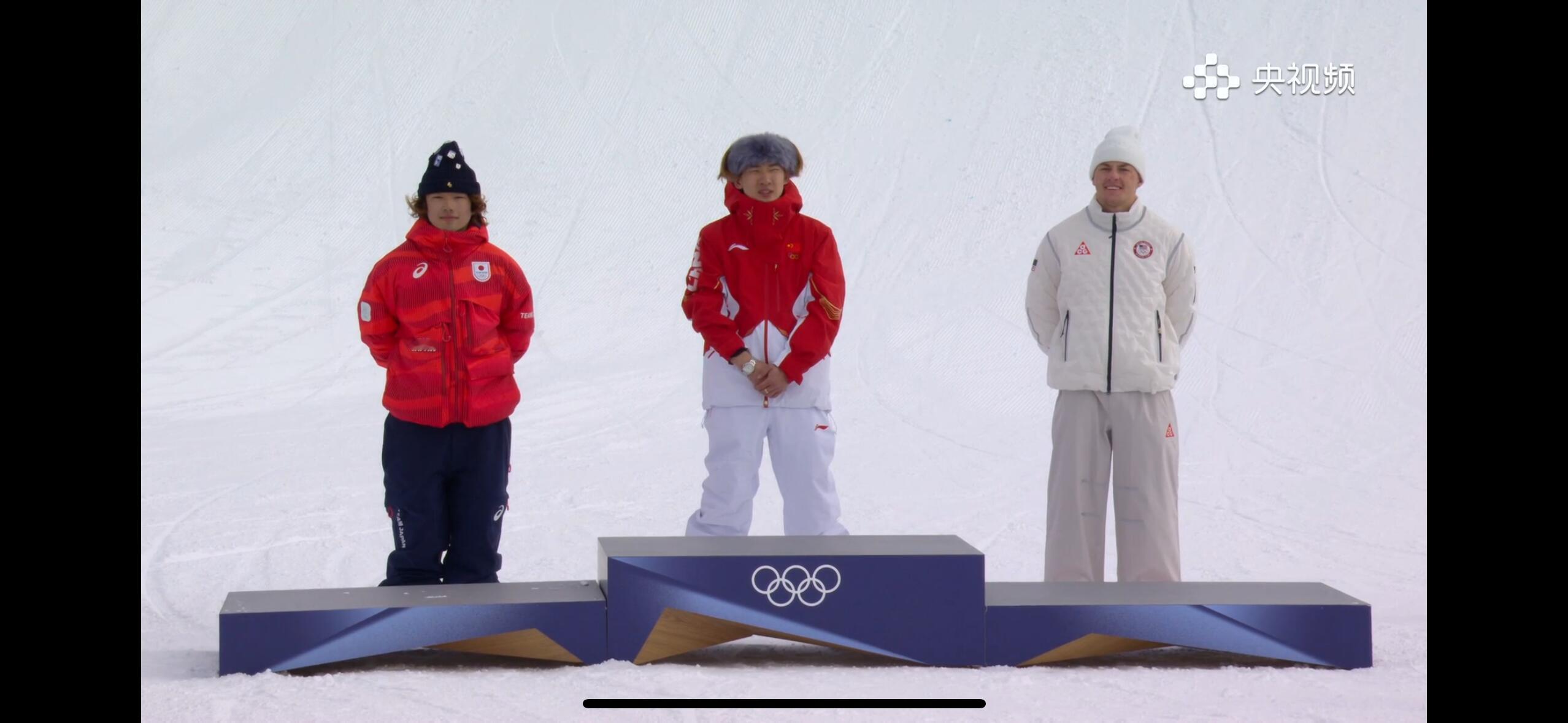 苏翊鸣 为了露表手忙脚乱恭喜苏翊鸣!!中国队首金！🥇22岁生日当天拿到奥运金牌