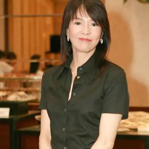 郑裕玲，67岁把几千万的珠宝全卖了，她说自己算过一笔账，活到80岁还剩4745天