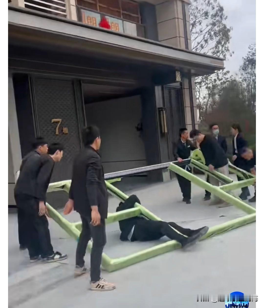 物业公司究竟属于何种性质的公司？是管理者，还是服务公司呢？
看这张图，某小区有业