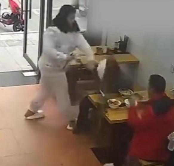 10月19日杭州一家面馆里，一个小伙仅仅是提醒了身形较胖的女子她一人坐了两排的位
