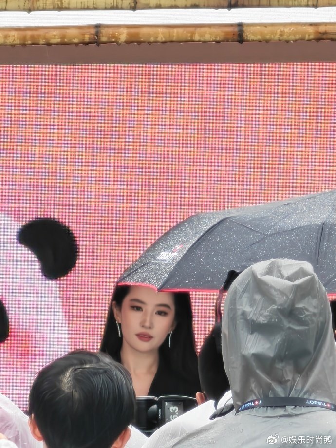 刘亦菲像是来谈收购的 救命，刘亦菲的气场真的与生俱来！一身黑西装配上黑长直，走路