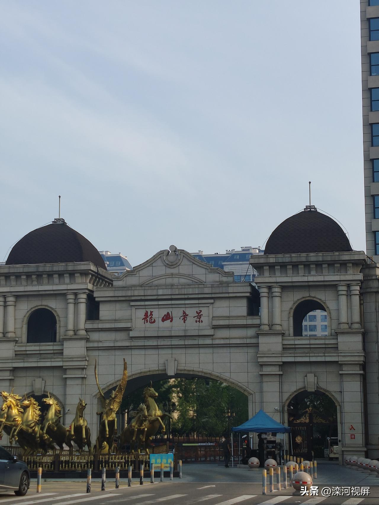 可以分享一张你拍的天空美照吗这是社区门口，远远的望去是蓝蓝的天空啊