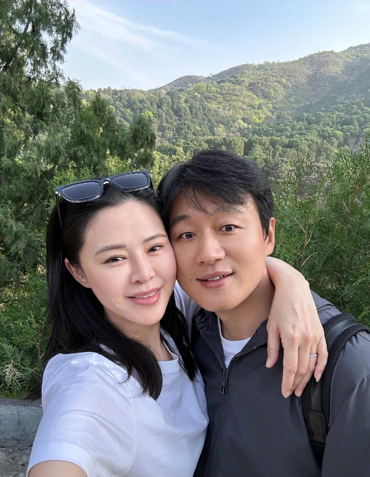佟大为、关悦结婚16年恩爱如初，堪称娱乐圈模范夫妻之典范。
4月17日是佟大为和
