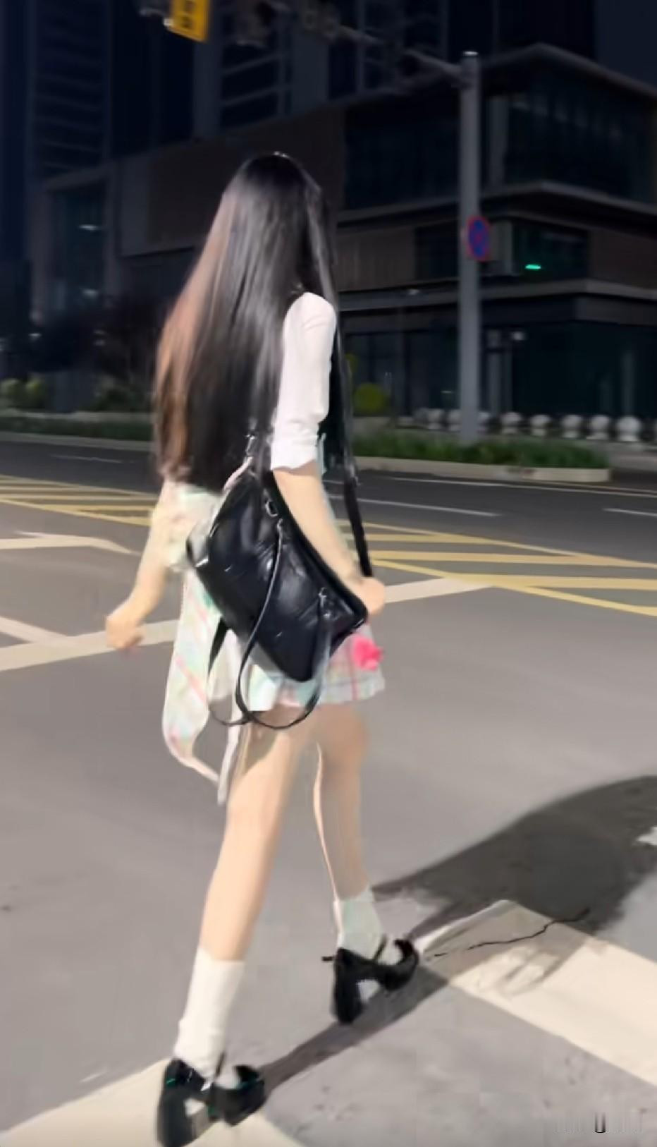 为什么有人觉得jk配高跟鞋是擦，擦在哪，请问呢？这不挺好看的嘛