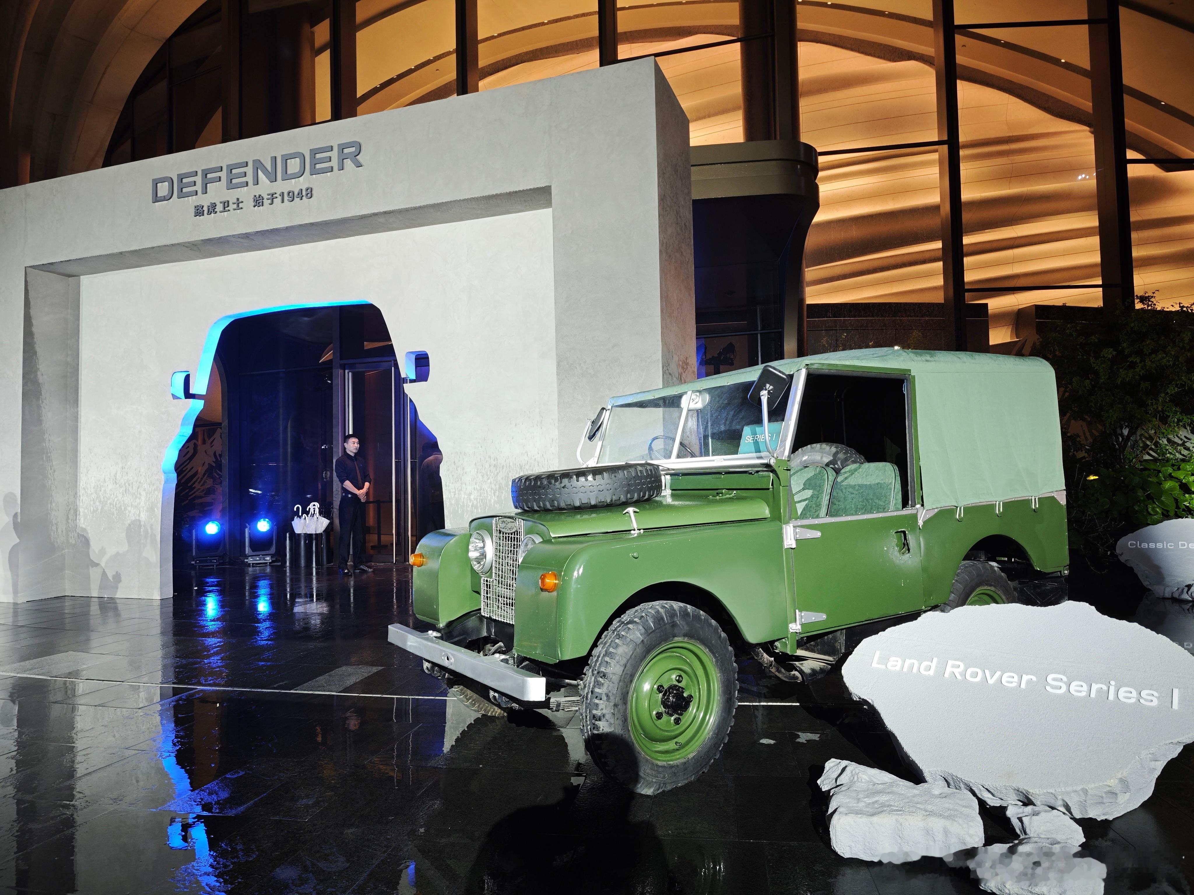 冒着大雨来看史上最强路虎卫士 Defender OCTA路虎卫士始于1948路虎