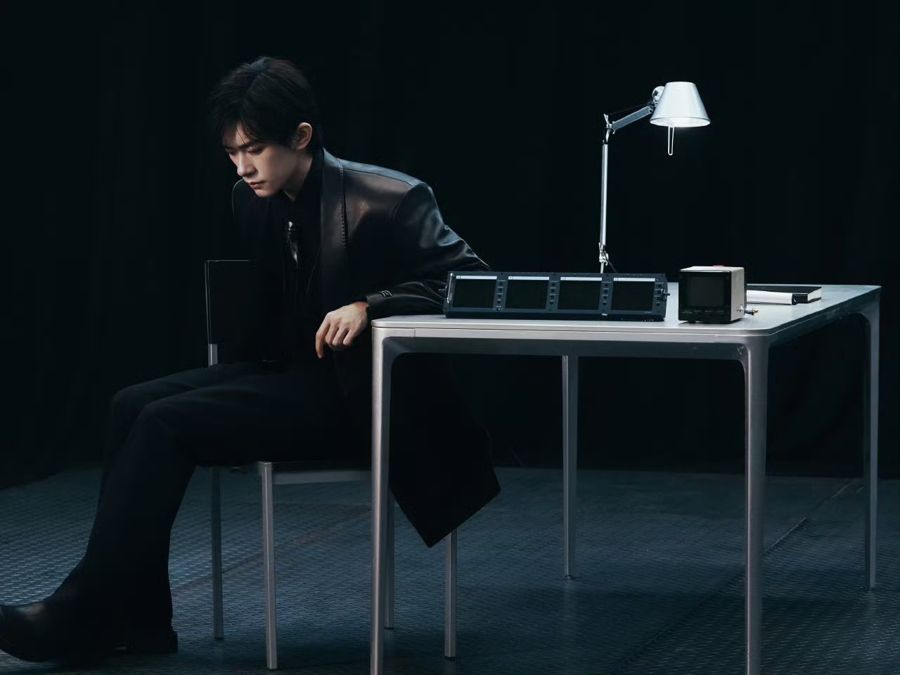 易烊千玺克制从容易烊千玺孤勇隐忍克制藏锋芒，隐忍藏孤勇，易烊千玺明暗张力演绎到极