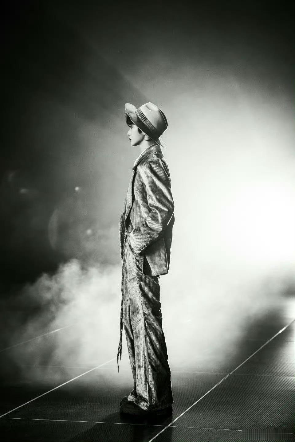 刘宇这回不仅养眼还养耳 浅米色礼帽+焦糖灯芯绒套装，把复古氛围感玩明白了，扯飘带