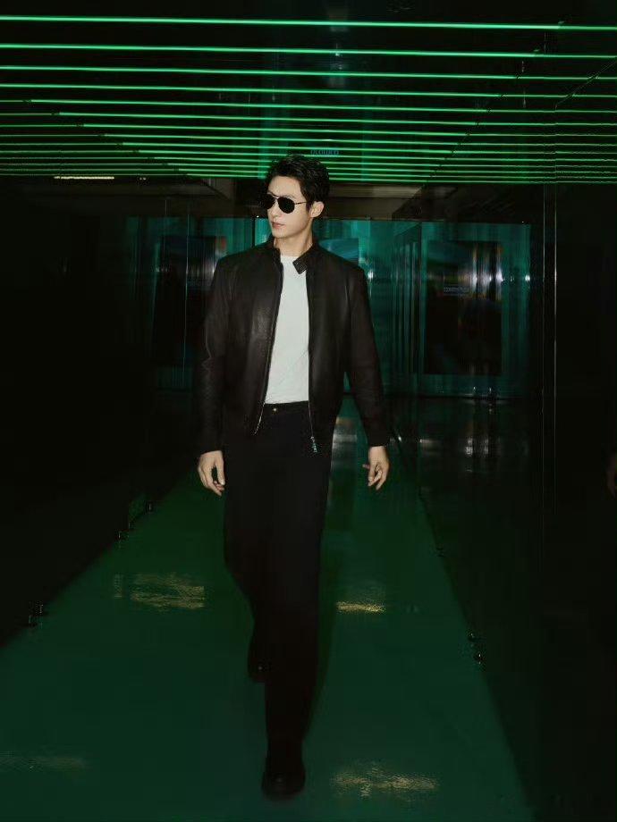 黄景瑜破次元同框黄景瑜与张臻东赛道同框，荧幕车手遇见现实强者，跨次元联动惊喜满满