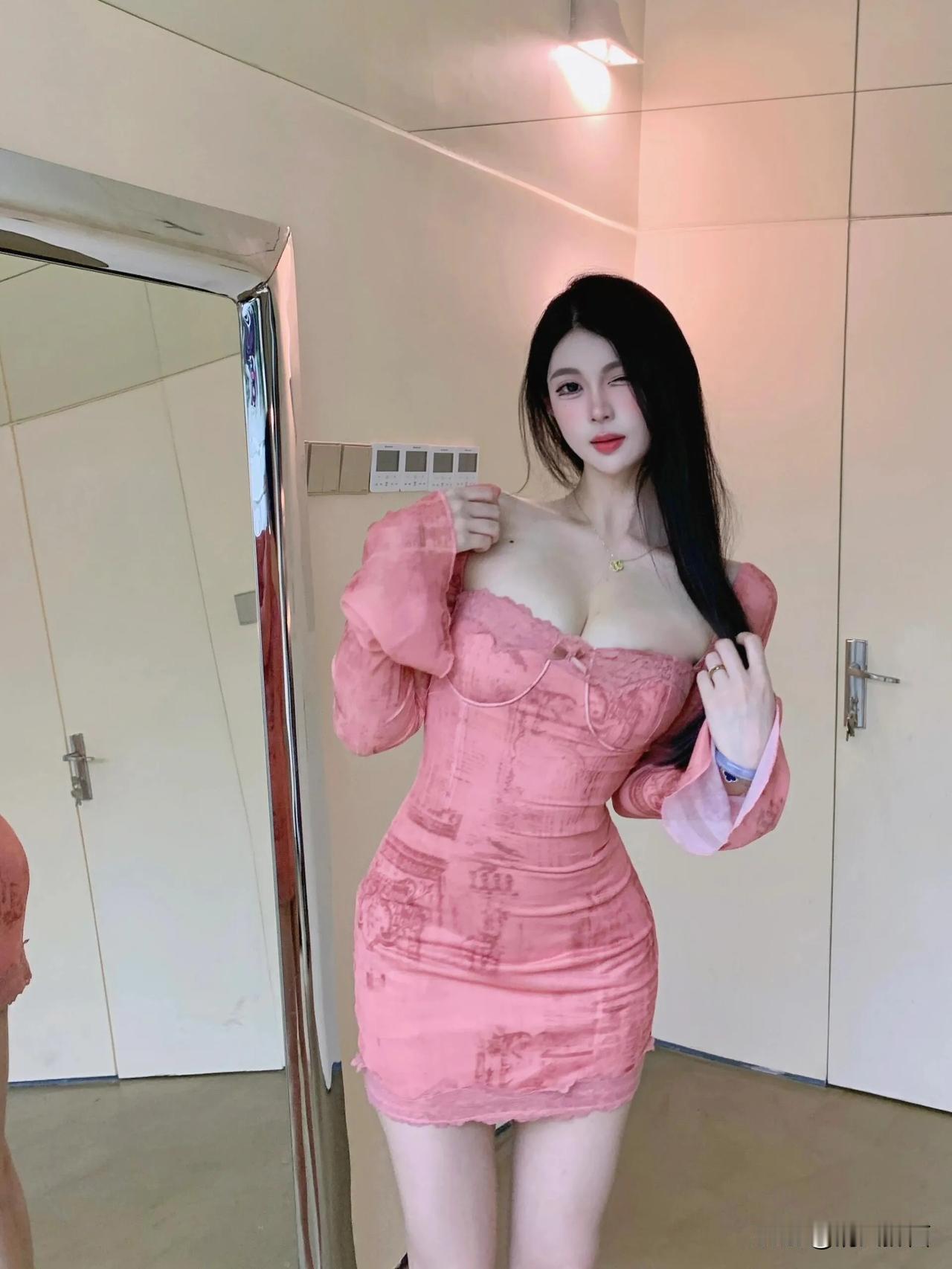 粉衣红裙舞，倩影入镜中。#倩影俏佳人# #璀璨倩影的魅力# #绝美倩影大放送# 