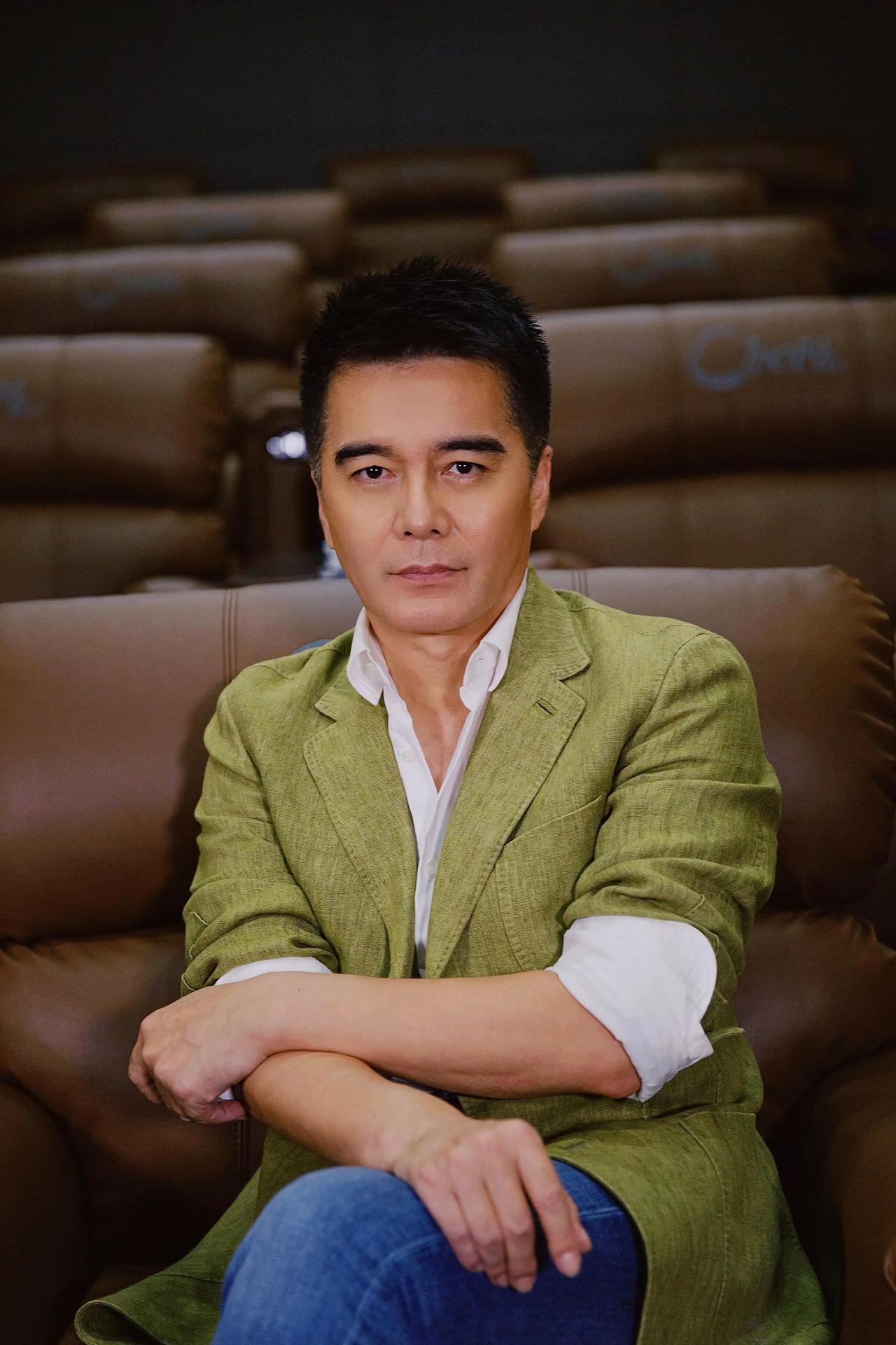 演员，徐亚军说，我刚上中央戏剧学院的时候，我们刚入学，四个人住一个房间，我出去买
