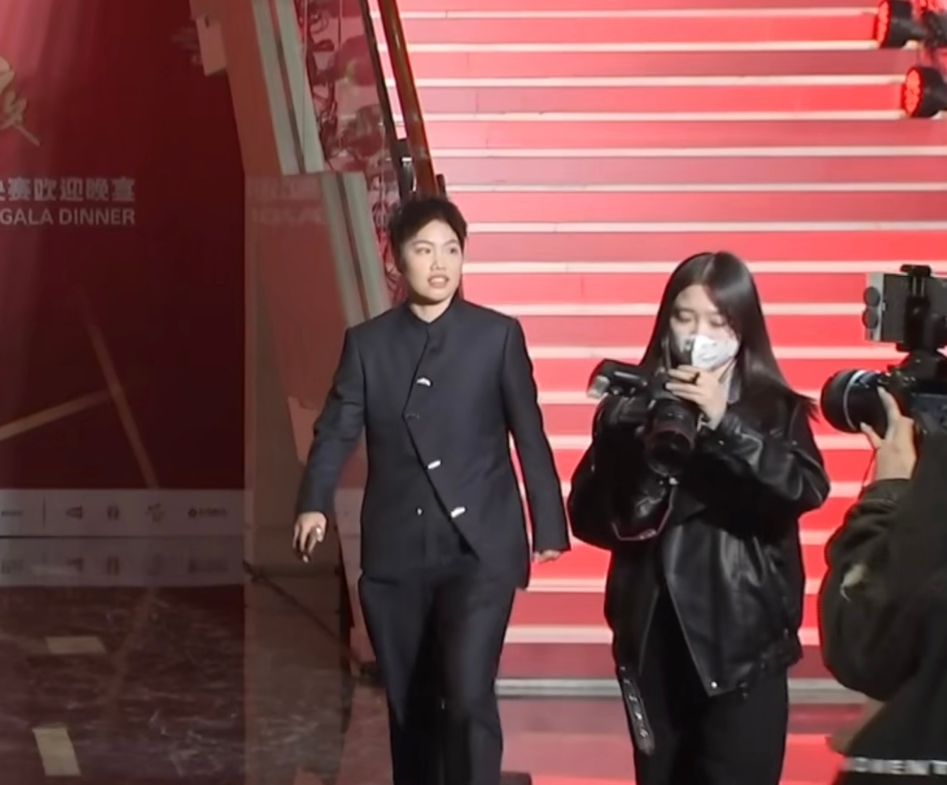 猜黑色的你们赢了，黄东萍是all black 