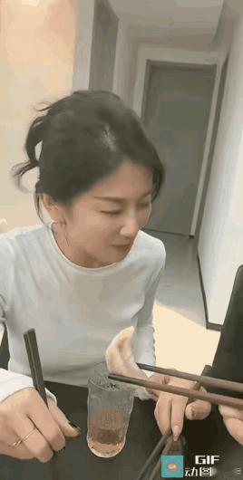 到底哪一个是男子的女朋友，我感觉后面那个女的漂亮，也实在。